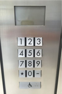 Panel del ascensor en la torre Hearst.